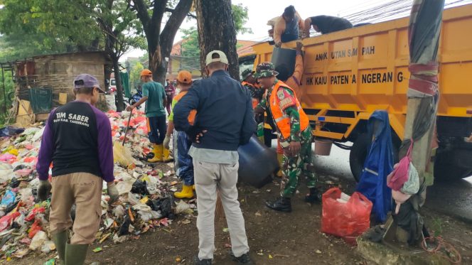 
					Sampah Menumpuk di Sepatan Bukan Sehari Dua Hari, Satgas Kodim Akhirnya Turun