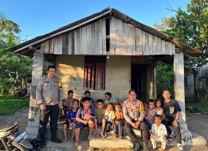 
					Kapolsek Benua Kayong Bersama Bhabinkamtibmas Berikan Bantuan Sosial kepada Warga Kurang Mampu di Desa Padang