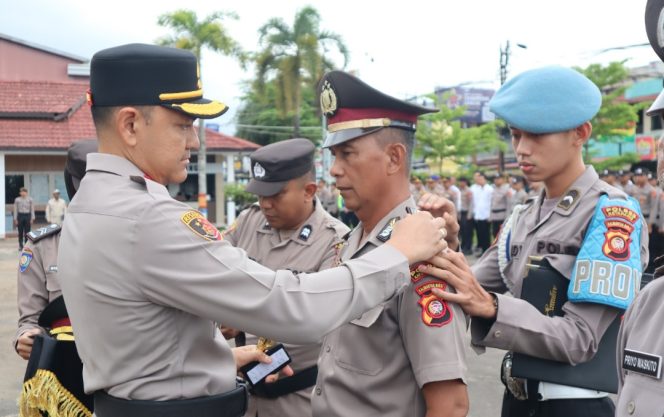 
					Berikan Penghargaan, Polres Ketapang Gelar Upacara Kenaikan Pangkat Kepada Dua Personil