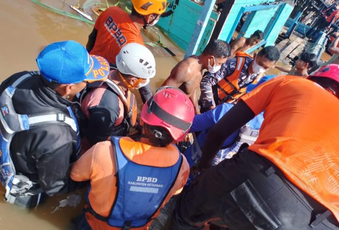 
					Sat Pol Airud Polres Ketapang Bersama Tim Gabungan Laksanakan Evakuasi Korban Insiden di Perairan Sungai Pawan