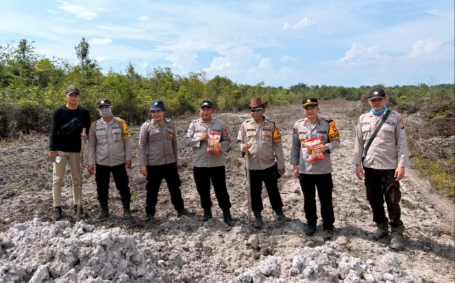 
					Kapolsek Tumbang Titi Bersama Anggota Laksanakan Penanaman Jagung Hibrida Dukung Ketahanan Pangan Nasional