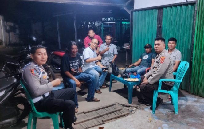 
					Dekat Dengan Warganya, Bhabinkamtibmas Polsek Benua Kayong Duduk Bersama Sampaikan Himbauan Kamtibmas