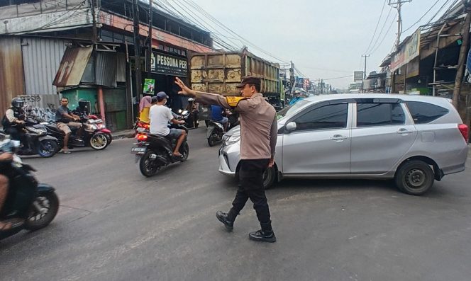 
					Bhabinkamtibmas Curug Kulon Sigap Atur Lalu Lintas Pagi, Wujudkan Kelancaran Aktivitas Warga