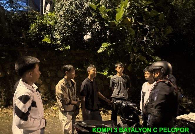 
					Patroli Malam Brimob Jabar Jaga Stabilitas Kamtibmas Karawang, Wujud Nyata Kehadiran Polri di Tengah Masyarakat
