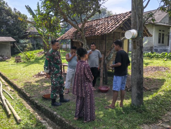 
					Melalui Komsos Babinsa Cikuya Ajak Warga Jaga Kebersihan