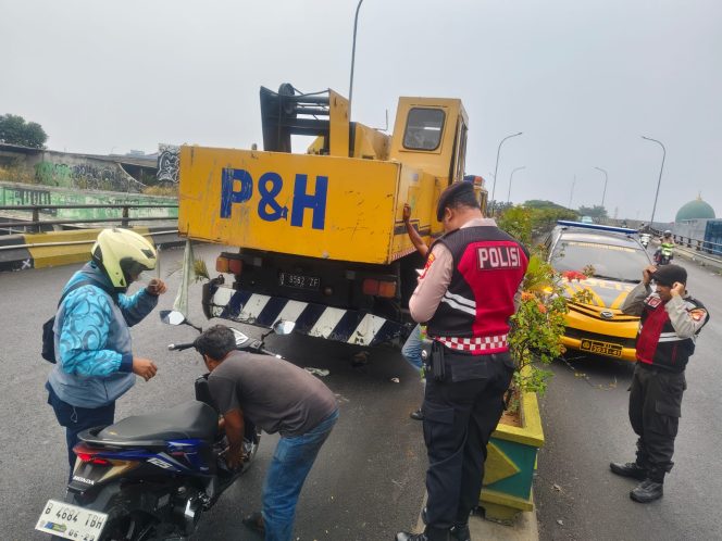 
					Polsek Ciputat Timur Respons Cepat Aduan Warga Terkait Crane Mogok di Fly Over Ciputat