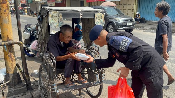 
					Jumat Berkah Brimob Jabar, Tebar Kepedulian dan Pererat Kebersamaan Bersama Masyarakat