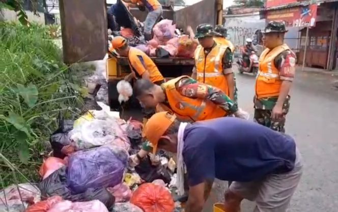 
					Satgas sampah Koramil 13/Cisoka bersihkan tumpukan sampah di Desa Cisoka.