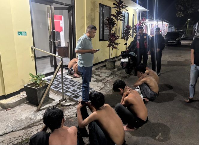 
					Patroli Presisi Polres Garut Amankan Enam Pemuda Diduga Akan Terlibat Tawuran, Dua Orang Kedapatan Membawa Senjata Tajam