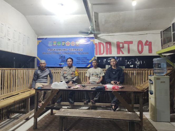 
					Dini Hari Tetap Siaga, Bhabinkamtibmas Polsek Serpong Cek Poskamling Terpadu Demi Jaga Keamanan Warga Rawa Buntu
