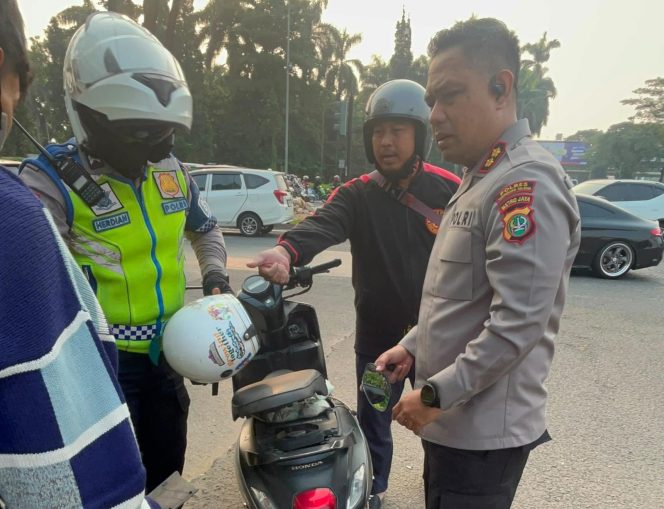 
					Kapolres Tangerang Selatan Sigap Bantu Korban Kecelakaan di Kawasan BSD Plaza