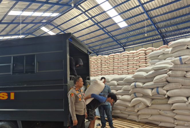 
					Dukung Ketahanan Pangan Nasional, Polri salurkan 4 Ton Jagung ke Bulog Kabupaten Garut.