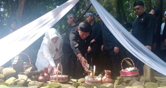 
					Dalam Rangka Hari Jadi Kabupaten Ciamis Ke – 384, Bupati Ciamis, H. Herdiat Sunarya Pimpin Langsung Kegiatan Ziarah Makam Para Leluhur Tatar Galuh.