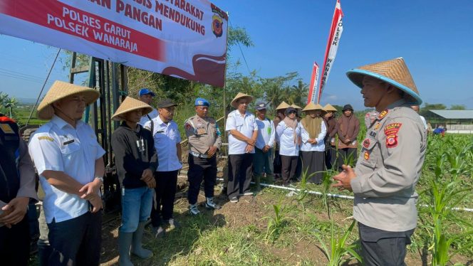 
					Polri Hadir Untuk Ketahanan Pangan, Polres Garut Bor Sumur Artesis Di Lahan Pertanian