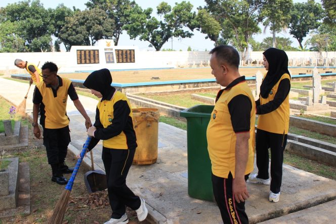 
					Bakti Religi di Taman Makam Pahlawan Bahagia, Polsek Pondok Aren Wujudkan Kepedulian dan Semangat Pengabdian