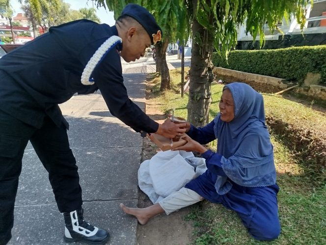 
					Jumat Berkah Satbrimob Jabar, Hadirkan Senyum dan Kepedulian untuk Warga