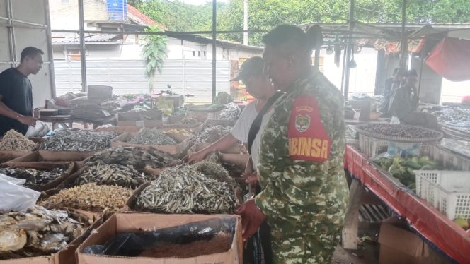 
					Babinsa Pantau Harga Sembako di Pasar Tradisional Ranca Iyuh, Pastikan Stabilitas Ekonomi Warga dan Kondusivitas Wilayah