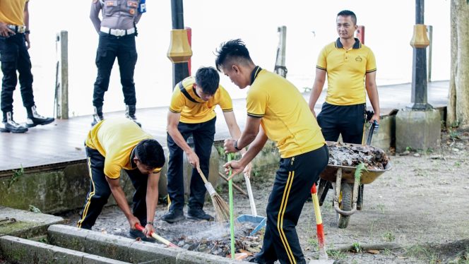 
					Sambut Hari Bhayangkara Ke-80, Polres Garut Gelar Bakti Kebersihan di Situ Bagendit