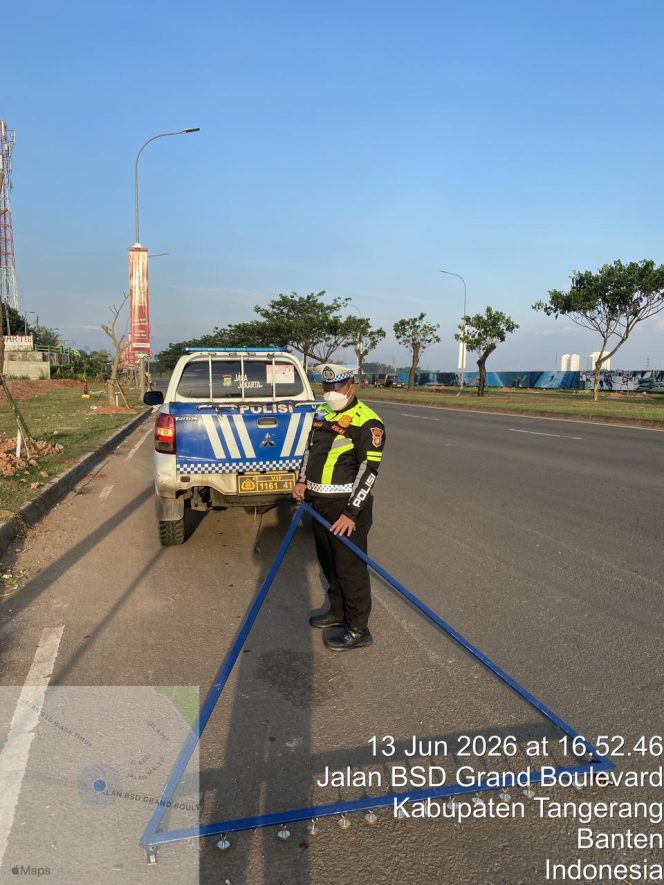 
					Satlantas Polres Tangerang Selatan Laksanakan Penyisiran Ranjau Paku di Kawasan Grand Boulevard BSD