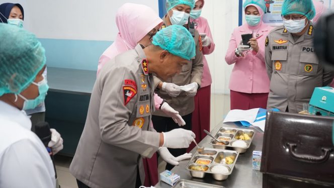 
					Kapolda Jabar Tinjau SPPG Yayasan Kemala Bhayangkari Polres Garut, Pastikan Layanan Gizi Berjalan Optimal