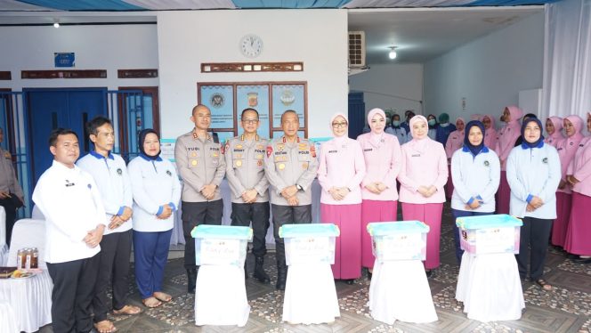
					Kapolda Jabar Salurkan Bantuan Sosial untuk Relawan SPPG Kemala Bhayangkari Polres Garut