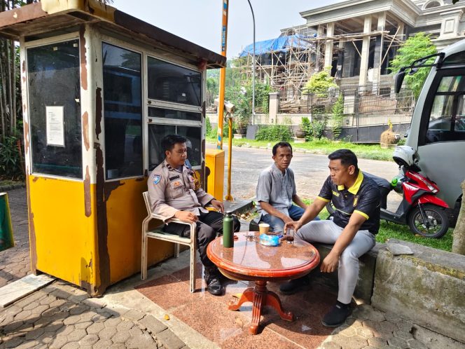 
					Hadir di Tengah Masyarakat, Bhabinkamtibmas Lengkong Karya Perkuat Keamanan Lingkungan