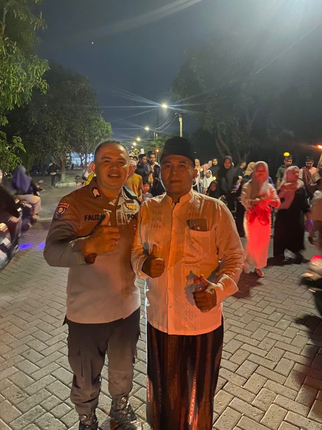 
					Sambut 1 Muharram 1448 H, Bhabinkamtibmas Sukabakti Kawal Pawai Obor