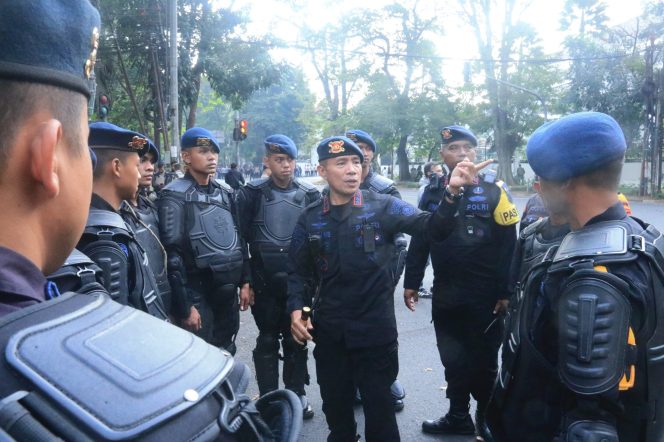 
					Brimob Polda Jabar Amankan Aksi Mahasiswa di DPRD Jabar Secara Humanis dan Kondusif