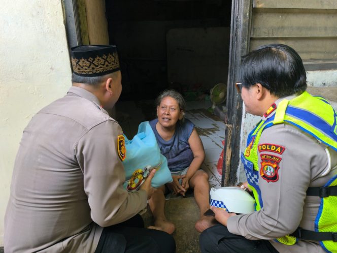 
					Tangis Haru Warga Bencongan Sambut Bantuan Polsek Kelapa Dua pada HUT Bhayangkara ke-80