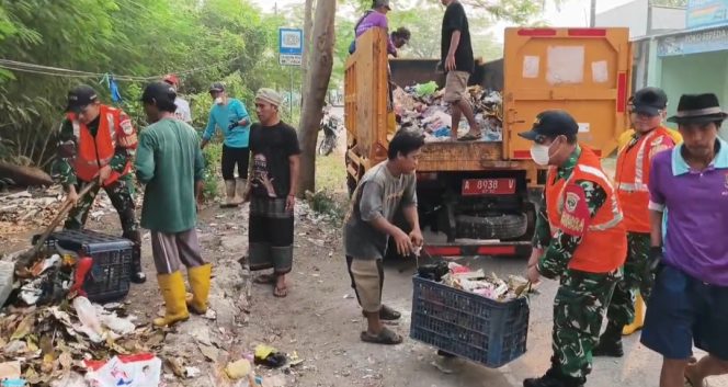 
					Satgas Sampah Kodim 0510/Tigaraksa Bersihkan Sampah di Mauk