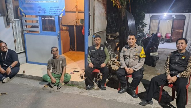 
					Bhabinkamtibmas Pondok Benda Laksanakan Pengecekan Poskamling Terpadu Jaga Jakarta+