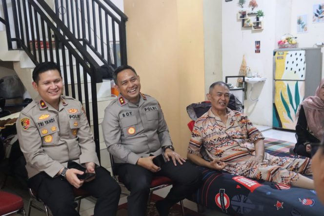 
					Kapolres Tangerang Selatan Anjangsana Ke Anggota Sakit Menahun