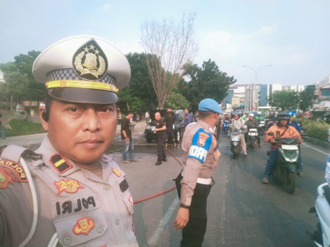 
					Mobil Nissan X-Trail Terbakar di Depan Alun-Alun Pamulang, Polisi Sigap Amankan Lokasi dan Bantu Pemadaman