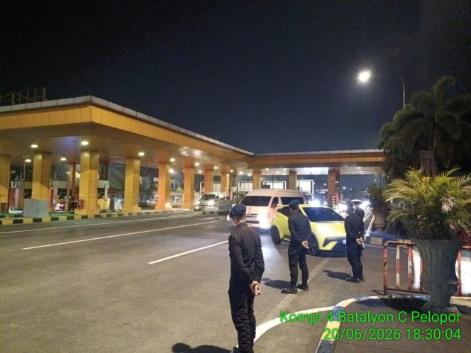 
					Satbrimob Polda Jabar Siaga Penuh, Personel PHH Standby dan Monitoring Situasi di Gate Tol Pasteur