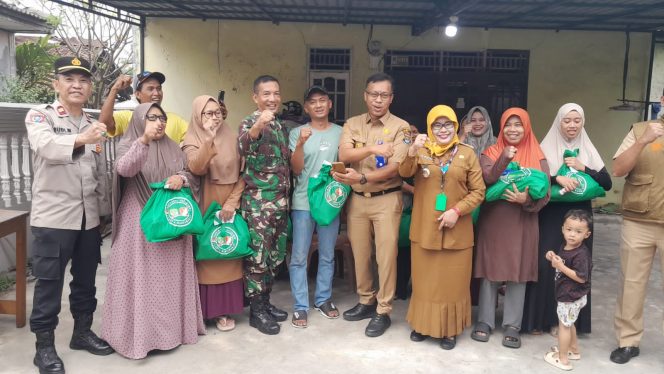 
					Bansos On The Spot Koramil Rajeg, TNI-Polri Bantu Warga