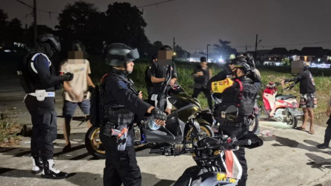 
					Brimob Batalyon B Pelopor Amankan 11 Remaja dan Lima Motor Saat Patroli Duren Sawit