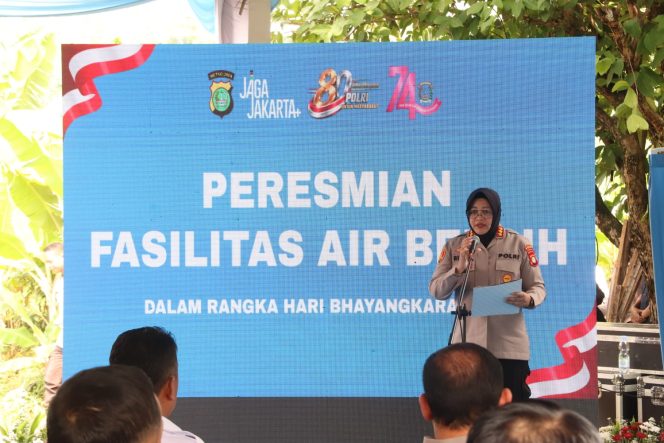 
					Polwan Polda Metro Jaya Hadir Bantu Warga Bojongsari Lewat Air Bersih dan Sembako