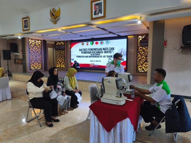 
					Dalam Rangka HUT Bhayangkara ke – 80, Polres Garut Gelar Pemeriksaan Mata dan Bagikan Kacamata Gratis untuk 200 Warga