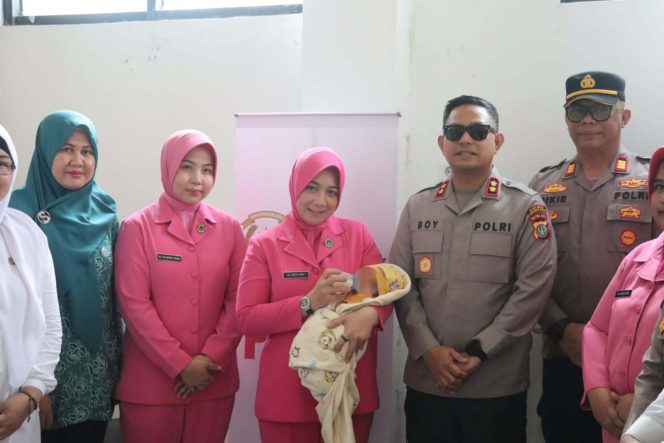
					Bakti Kemanusiaan Hari Bhayangkara, Kapolres Tangsel Berikan Perhatian kepada Bayi Temuan di Legok