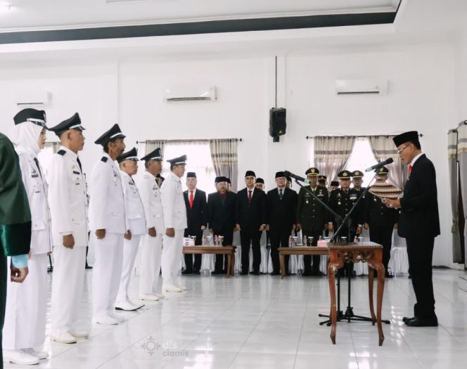 
					Lantik 6 PAW Kepala Desa, Bupati Herdiat Sunarya Tekankan Integritas Dan Sinergitas Dalam Membangun Desa.