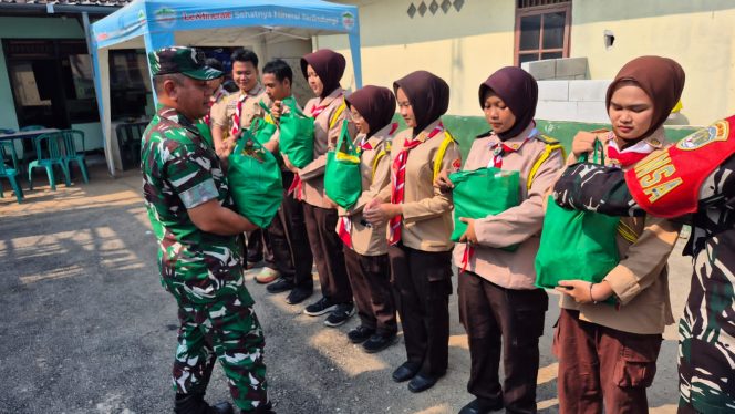 
					Jaga Jakarta On The Spot, Koramil Legok Bagikan Sembako ke SWK Binaan