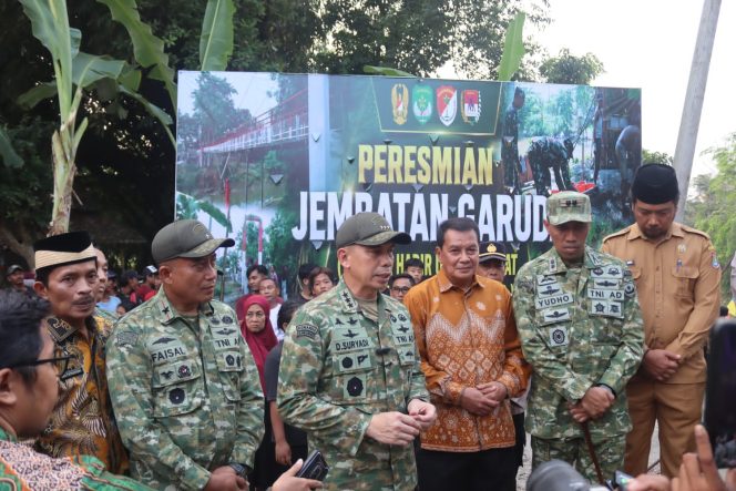 
					Membangun untuk negeri, Pangdam Jaya resmikan dua Jembatan Garuda di Kabupaten Tangerang