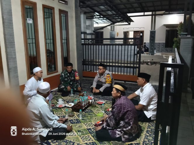 
					Sambang ke Ponpes, Bhabinkamtibmas dan Babinsa Perkuat Cooling System