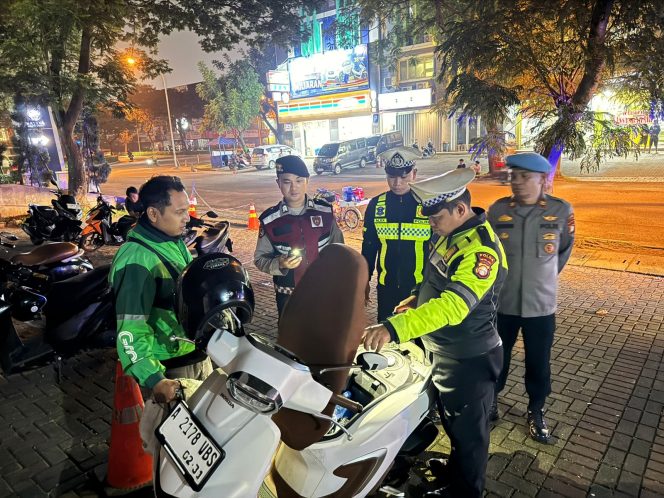 
					Polsek Kelapa Dua Gencarkan Patroli Malam, Persempit Ruang Gerak Pelaku Kejahatan Jalanan