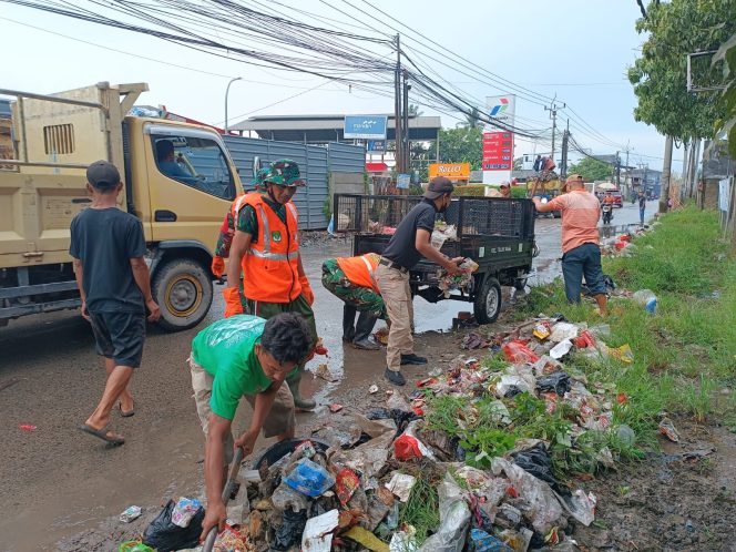 
					Satgas Sampah Koramil 01/Teluknaga Bersihkan Tumpukan Sampah di Salembaran