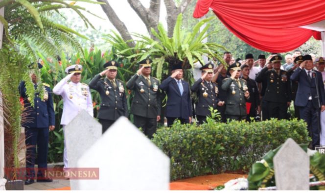 
					Kasad Jenderal TNI Maruli Simanjuntak berikan penghormatan terakhir kepada Jenderal TNI (Purn) Ryamizard Ryacudu