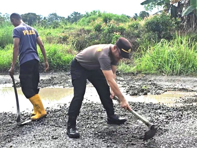 
					Kapolsek Kumai Bersama Anggotanya Tutup Jalan Berlubang Demi Keselamatan Pengguna Jalan