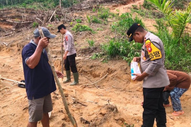 
					Kapolsek Simpang Dua Bersama PPL, Poktan, dan Warga Laksanakan Penanaman Jagung Hibrida Dukung Ketahanan Pangan Nasional