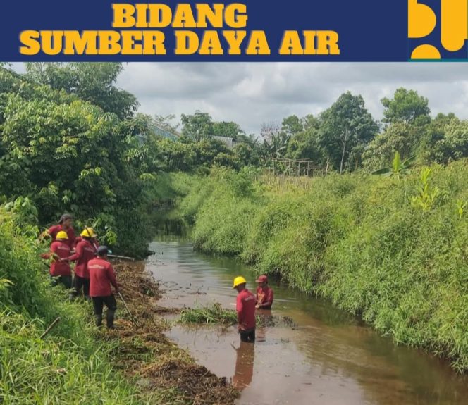 
					PUPR Kotawaringin Barat Laksanakan Pembersihan Saluran Induk Pengendali Banjir di Jalan Matnor Pangkalan Bun