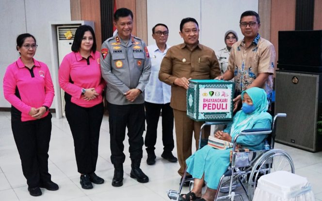 
					Wujud Kepedulian Polri untuk Masyarakat, Ribuan Warga Nikmati Layanan Gratis pada Puncak Bakti Kesehatan Polda Kalteng